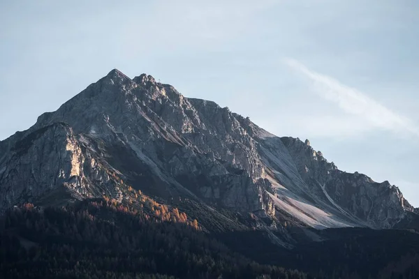 Красивий Вид Скелястий Гірський Пік Ліс — стокове фото