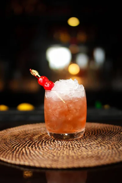 Vertikal Närbild Läcker Uppfriskande Cocktail Bardisk — Stockfoto