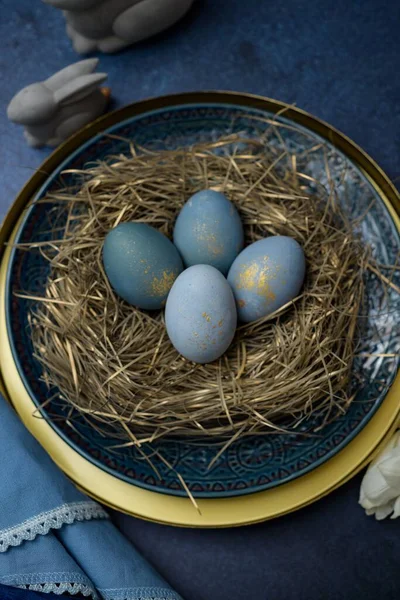 Uma Bela Vista Ovos Cor Azul Prato Decorado Como Ninho — Fotografia de Stock