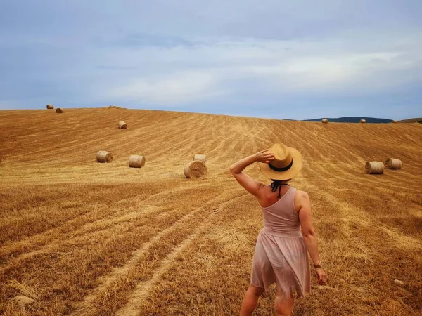 Běloška Klobouku Pozorující Obrovské Pšeničné Pole — Stock fotografie