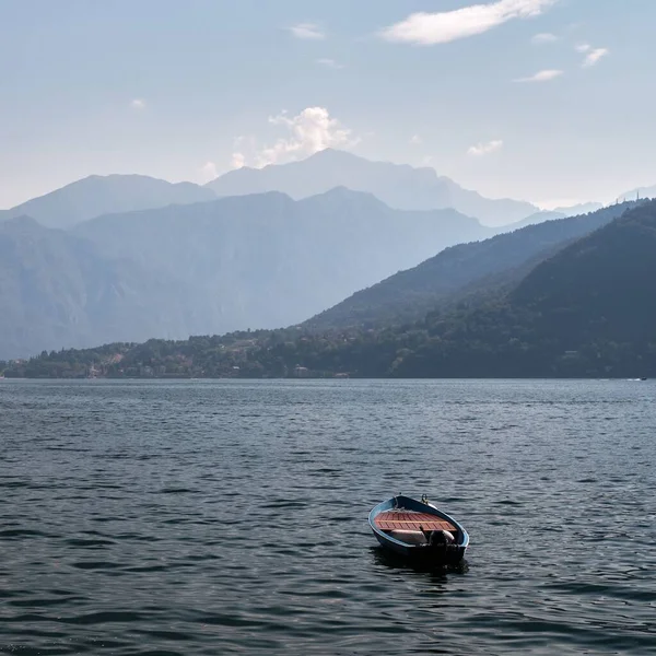Una Piccola Barca Legno Sul Lago Como Durante Giorno — Foto Stock