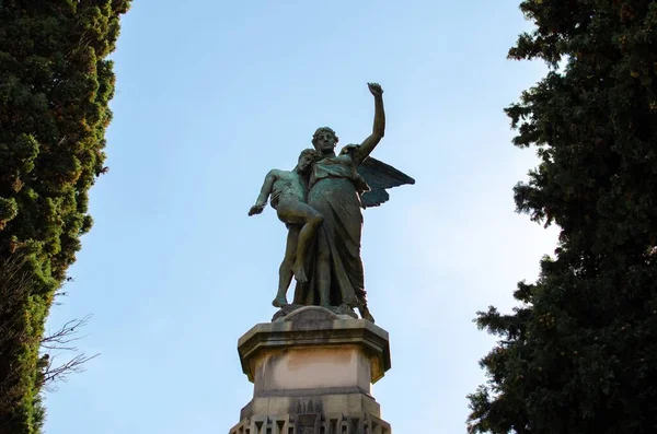 Μια Χαμηλή Γωνία Του Αγάλματος Των Αγγέλων Στο Νεκροταφείο Recoleta — Φωτογραφία Αρχείου