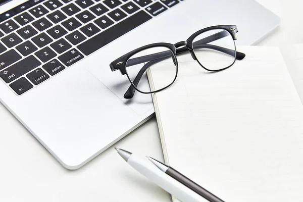Desktop Escritório Com Laptop Óculos Notebook Canetas — Fotografia de Stock