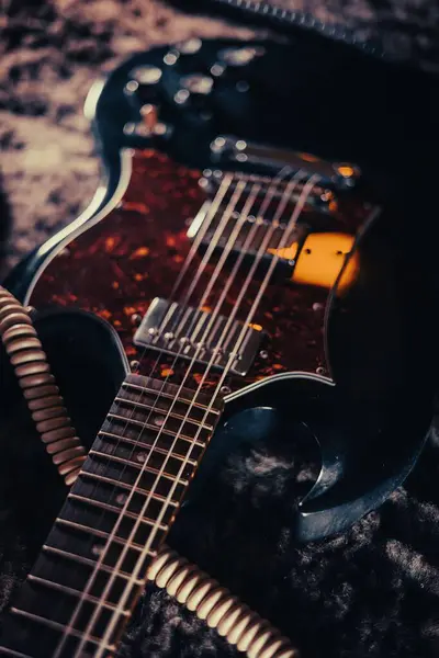 지상에 현대적 기타의 — 스톡 사진