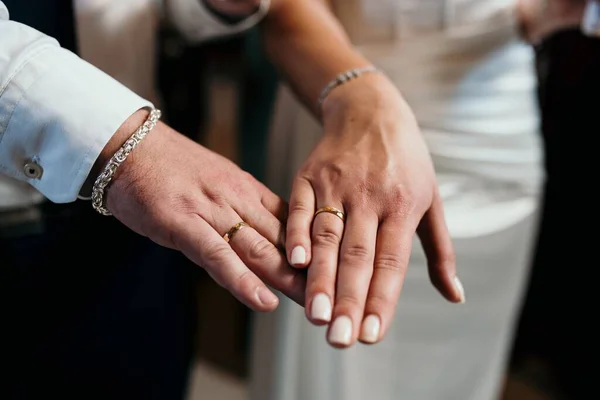 Крупный План Руки Жениха Невесты Обручальными Кольцами — стоковое фото