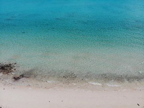 青い水と砂の高角度ショット — ストック写真