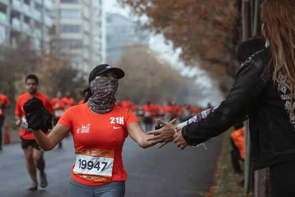 2022 Santiago Şili Maratonu Nda Bir Kadın — Stok fotoğraf