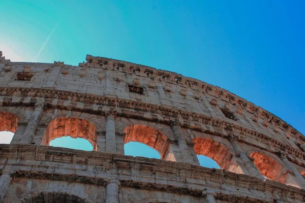 Colpo Basso Del Colosseo Contro Uno Sfondo Cielo Blu Brillante — Foto Stock