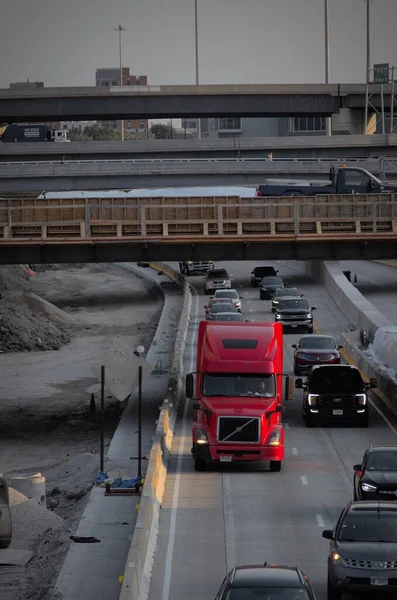 Tiro Vertical Caminhão Vermelho Estrada Congestionada Com Uma Ponte Fundo — Fotografia de Stock