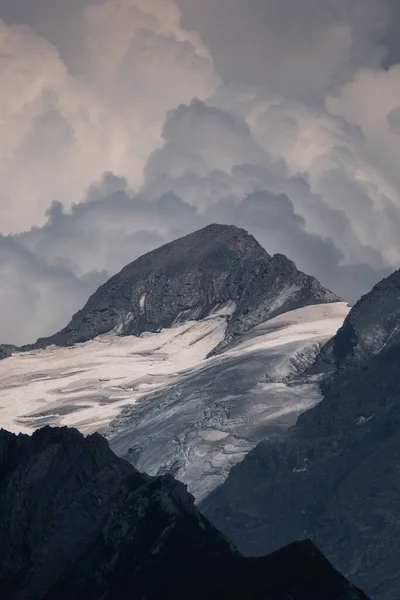 Vertical Shot Snowy Rocky Austrian Alps Bright Blue Sky — Stock Photo, Image