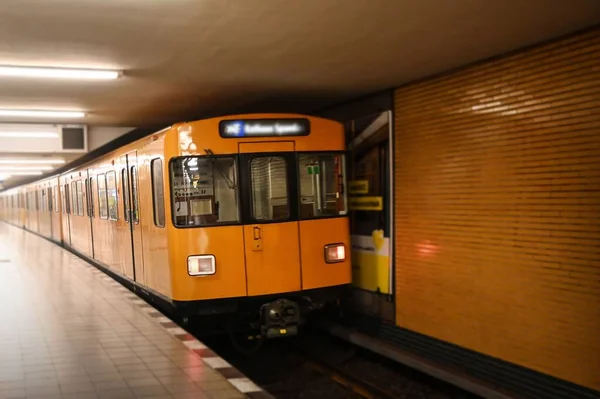 Närbild Tunnelbanan Närmar Sig Stationen — Stockfoto
