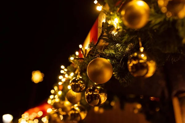 Detailní Záběr Vánoční Stromeček Zdobené Vánoční Světla Hračky — Stock fotografie