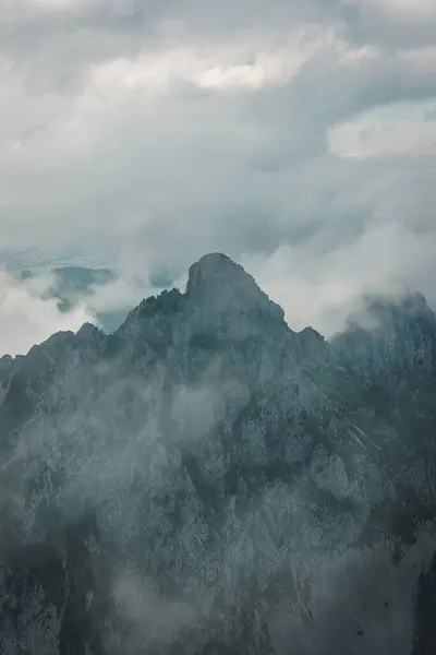 高山和多云的天空的无人驾驶垂直拍摄 — 图库照片