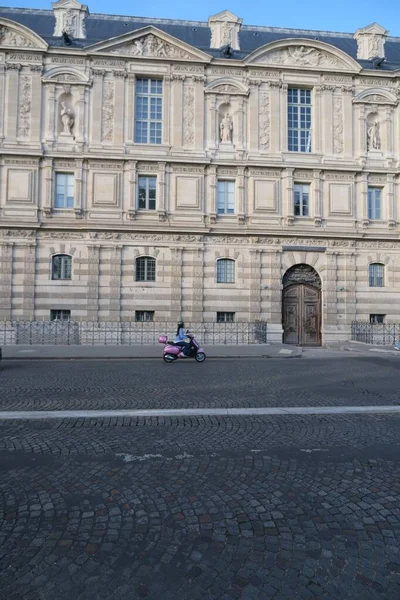 Pionowe Ujęcie Motocyklisty Przejeżdżającego Przez Boczne Drzwi Luwru Paryżu Francja — Zdjęcie stockowe