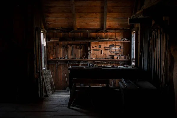 木制房间里的老式金属零件和机械装置 — 图库照片