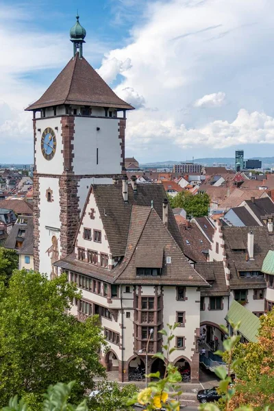 德国布赖斯高弗赖堡Schwabentor历史地标的垂直拍摄 — 图库照片