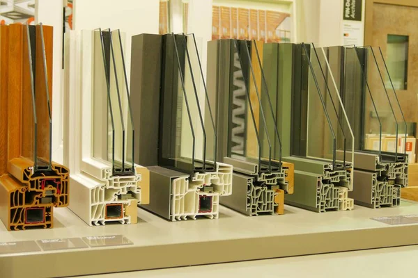 Eine Reihe Bunter Fensterrahmen Für Thermoakustische Isolierung Mit Doppel Und — Stockfoto