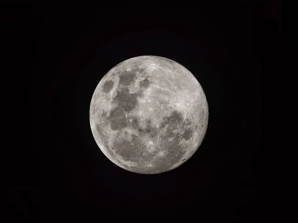在黑暗中 一幅美丽的白天的满月景象 — 图库照片