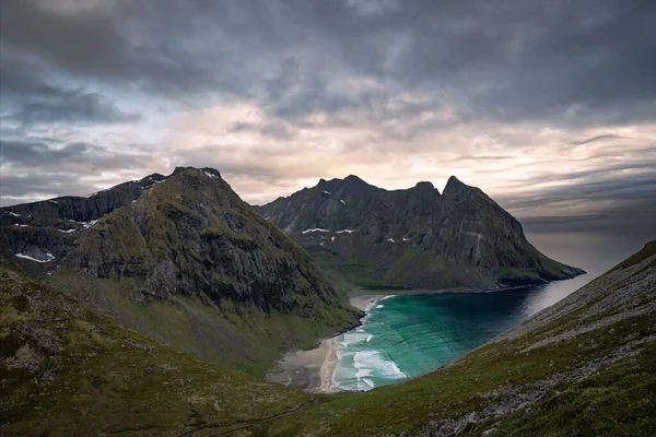 Norveç Fırtınalı Bir Günde Etrafı Denizle Çevrili Kvalvika Sahili Manzarası — Stok fotoğraf