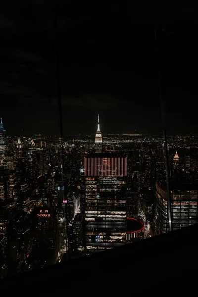 Gece Vakti New York Aydınlanmış Binalarının Dikey Görüntüsü — Stok fotoğraf