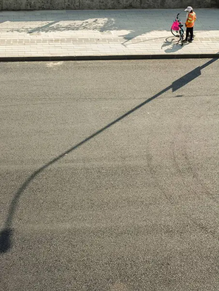Sokak Lambasının Gölgesi Altında Bisiklet Süren Bir Kızın Robot Resmi — Stok fotoğraf