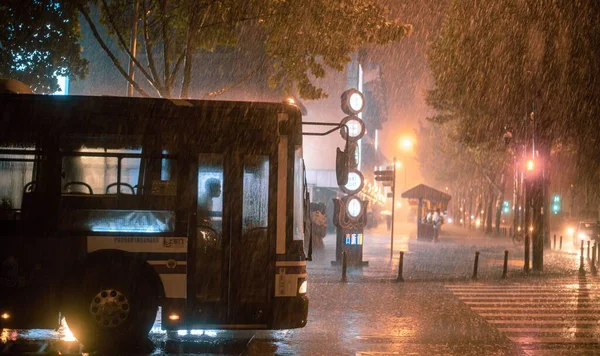 Ein Bus Fährt Einer Regennacht Auf Der Straße — Stockfoto