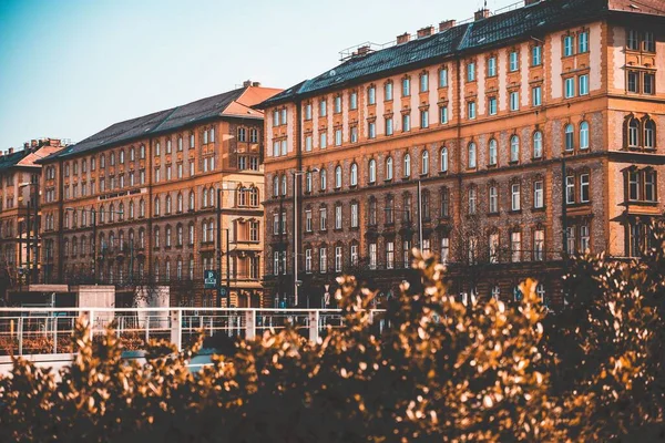 Eine Schöne Aufnahme Alter Europäischer Wohnhäuser Mit Blauen Dächern — Stockfoto