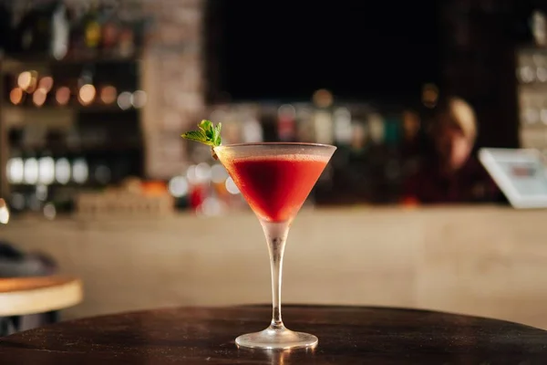 Ett Glas Cocktail Med Frozen Strawberry Daiquiry Bordet — Stockfoto