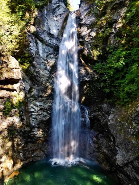 Een Prachtig Uitzicht Een Waterval Die Een Bos Rivier Stroomt — Stockfoto