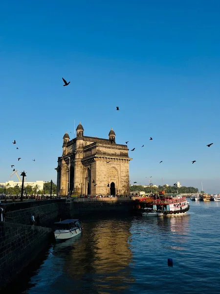 Вертикальный Снимок Врат Индии Мумбаи Недалеко Берега — стоковое фото