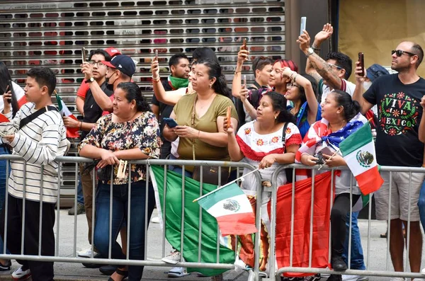 Grupa Ludzi Flagą Oglądająca Występ Podczas Parady Dnia Niepodległości Meksyku — Zdjęcie stockowe