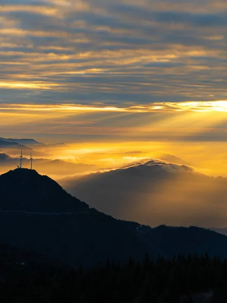 Vertikální Záběr Hor Při Západu Slunce — Stock fotografie