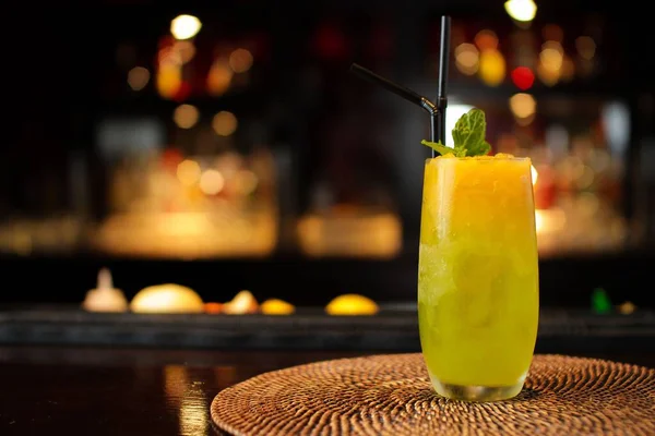 Gros Plan Délicieux Cocktail Rafraîchissant Sur Comptoir Bar — Photo