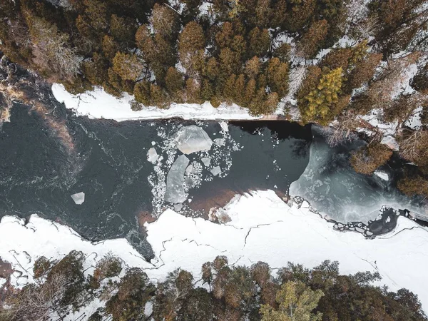Una Vista Arriba Abajo Dron Río Medio Congelado Bosque Día —  Fotos de Stock