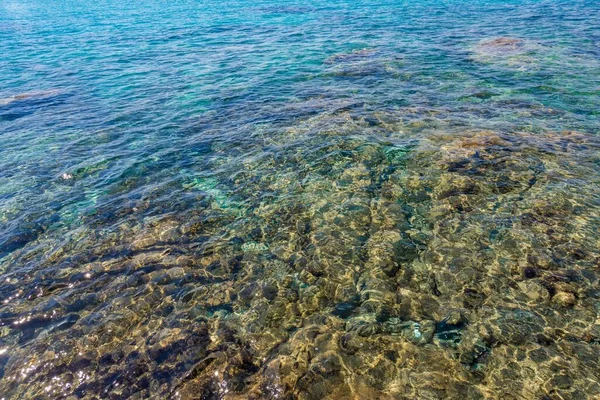 Ein Schöner Blick Auf Plätscherndes Meerwasser Mit Kieselsteinen Auf Dem — Stockfoto