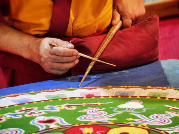 Gros Plan Moine Bouddhiste Créer Mandala Avec Des Sables Multicolores — Photo