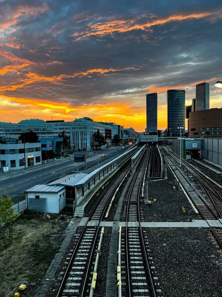 Вертикальний Знімок Заходу Сонця Над Залізницею Будівлями — стокове фото