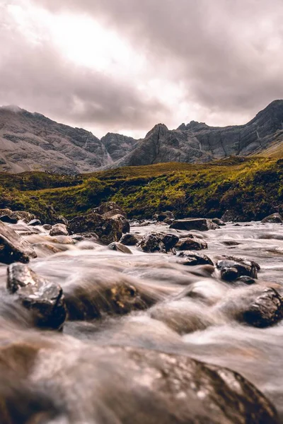 Skalnatý Říční Potok Vodopádu Vedle Zeleného Svahu Obklopený Horami Pod — Stock fotografie