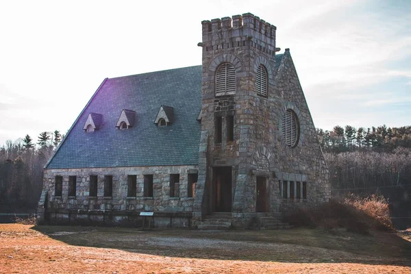 Sonbaharda Eski Taş Kilisesi Binası Güneşli Bir Günde Çimenler Etrafında — Stok fotoğraf
