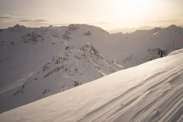 Schöne Aufnahme Eines Schneebedeckten Feldes Mit Fahnenmast Und Aussichtspunkt — Stockfoto