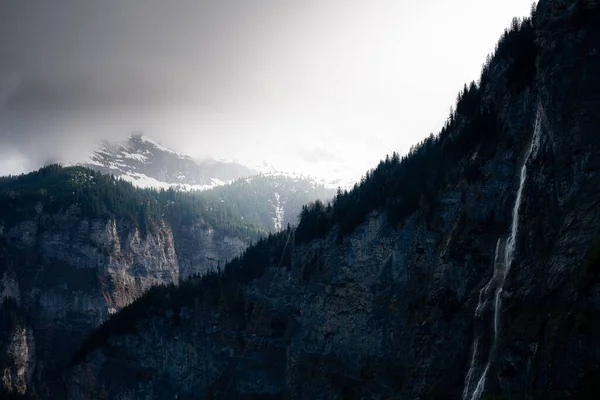 Ein Schöner Blick Auf Einen Wasserfall Der Von Einer Klippe — Stockfoto