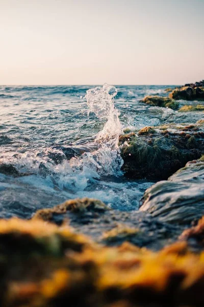Vertikální Vlna Nádherných Vln Šplouchajících Skály Moři — Stock fotografie