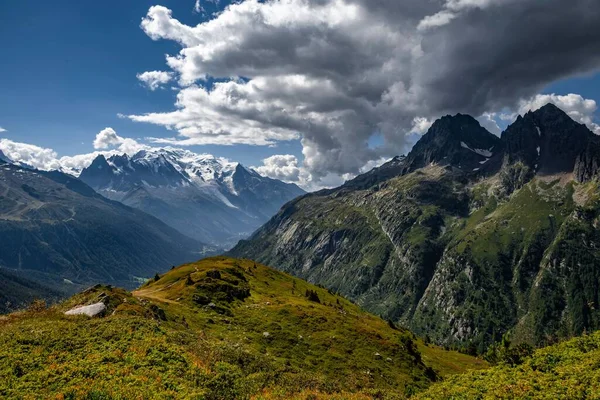 Kilátás Hegyekre Alpokban Egy Napsütéses Napon — Stock Fotó