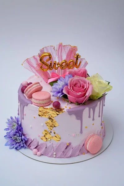 マカロンと花で飾られた美しいカラフルな誕生日ケーキ — ストック写真