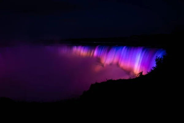 一张美丽的尼亚加拉的照片在夜里被五彩缤纷的霓虹灯照了下来 — 图库照片