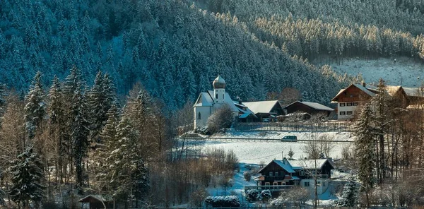 Kapelle Nikolaus Fussen Kış Günü Ağaçlarla Kaplı Bir Yamaçtan Önce — Stok fotoğraf