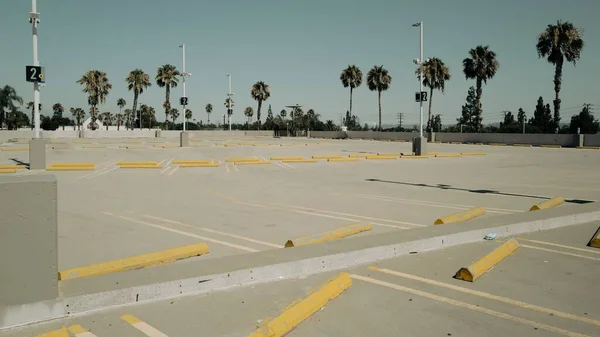 ロサンゼルス 米国の背景にヤシの木と空の駐車場の昼間の景色 — ストック写真