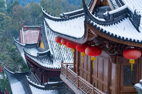 Китайские Красные Бумажные Фонари Свисающие Заснеженного Буддийского Храма Ханчжоу Китай — стоковое фото