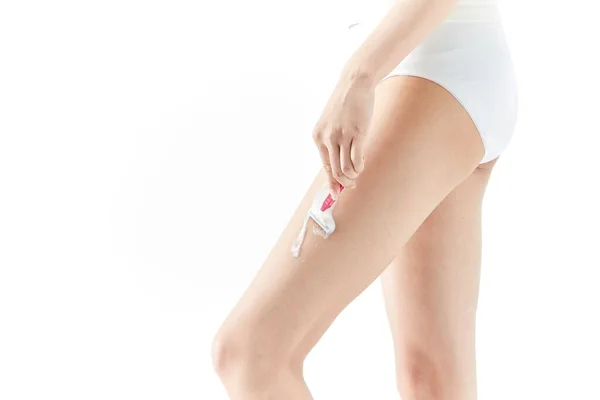 Kobieta Goląca Nogi Brzytwą Izolowaną Białym Tle — Zdjęcie stockowe