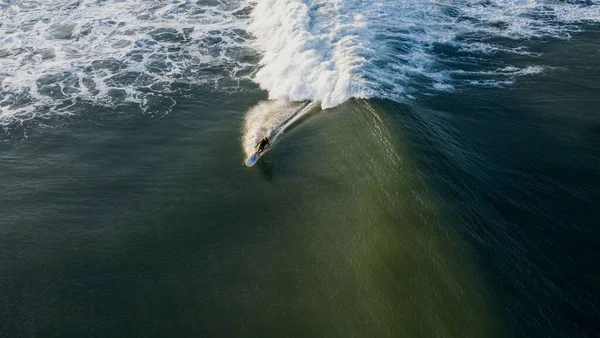 Дивовижний Вид Людину Яка Серфінгує Морі — стокове фото